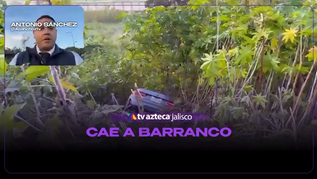 Auto de lujo termina al fondo de un barranco en Paseo Valle Real; el chofer se da a la fuga