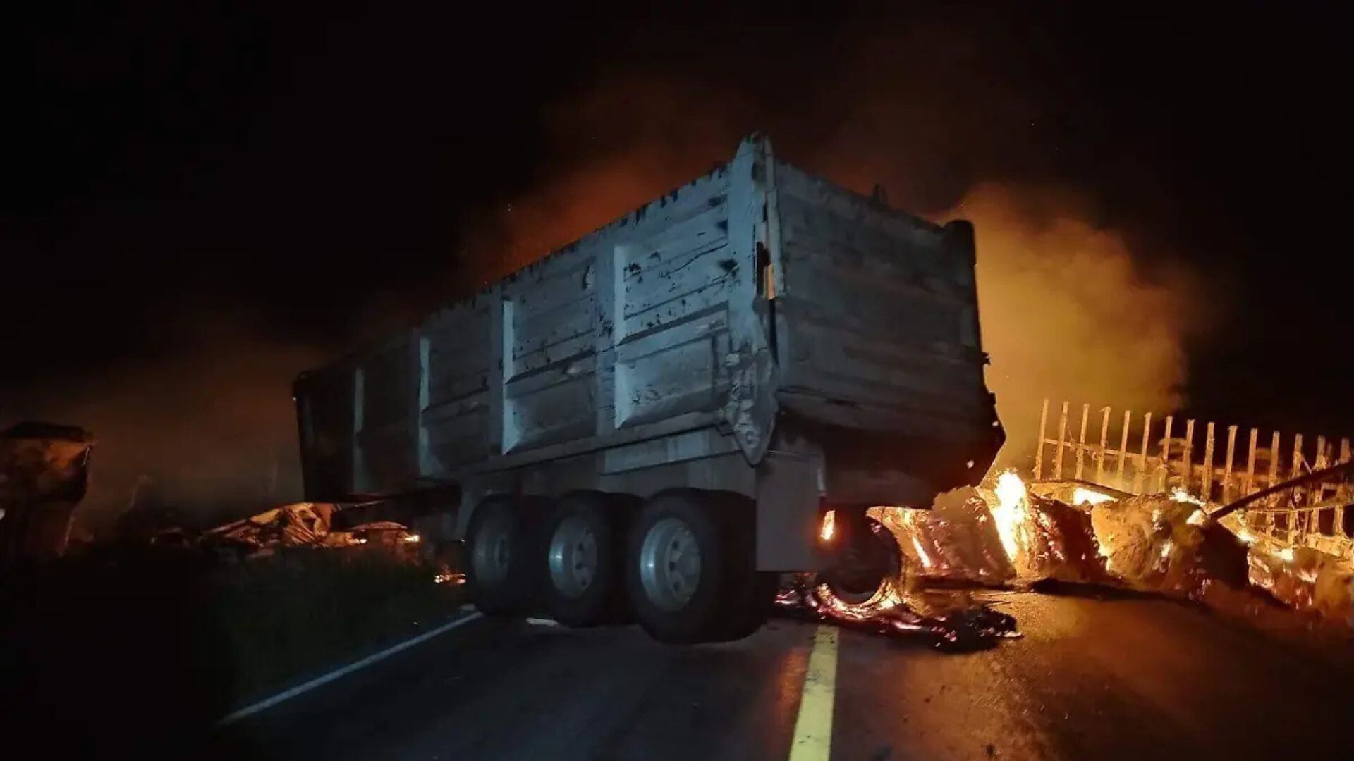 Choque entre dos tráileres provoca incendio y muere un hombre calcinado