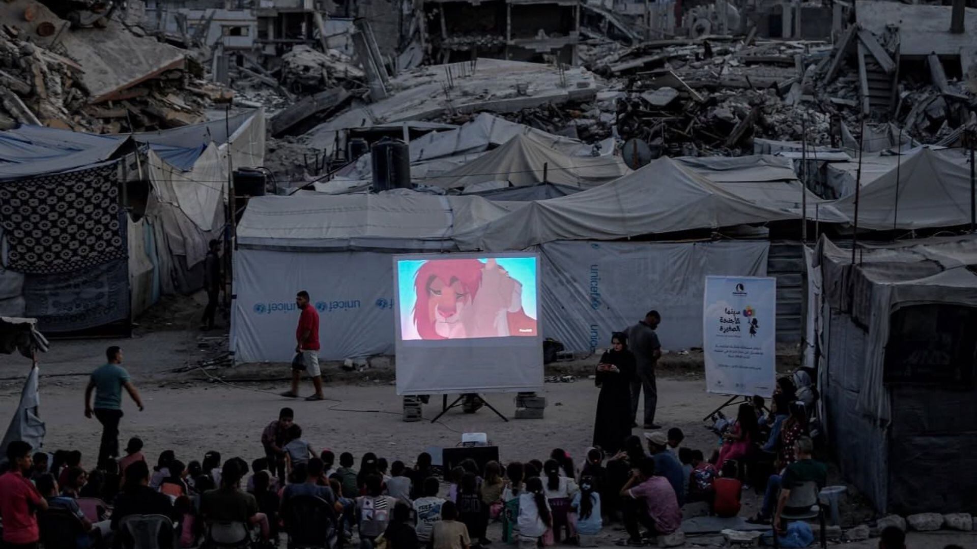 Entre ruinas y escombros, niños de Gaza encuentran un momento de infancia con El Rey León