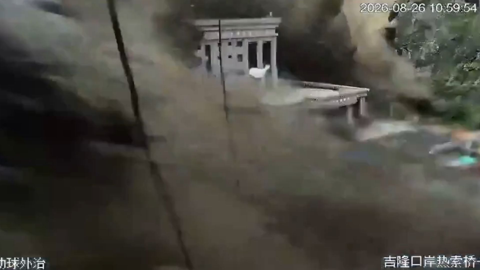 IMÁGENES FUERTES Este es el momento exacto en el que una riada azota Nepal; hay cientos de desaparecidos y decenas de muertos