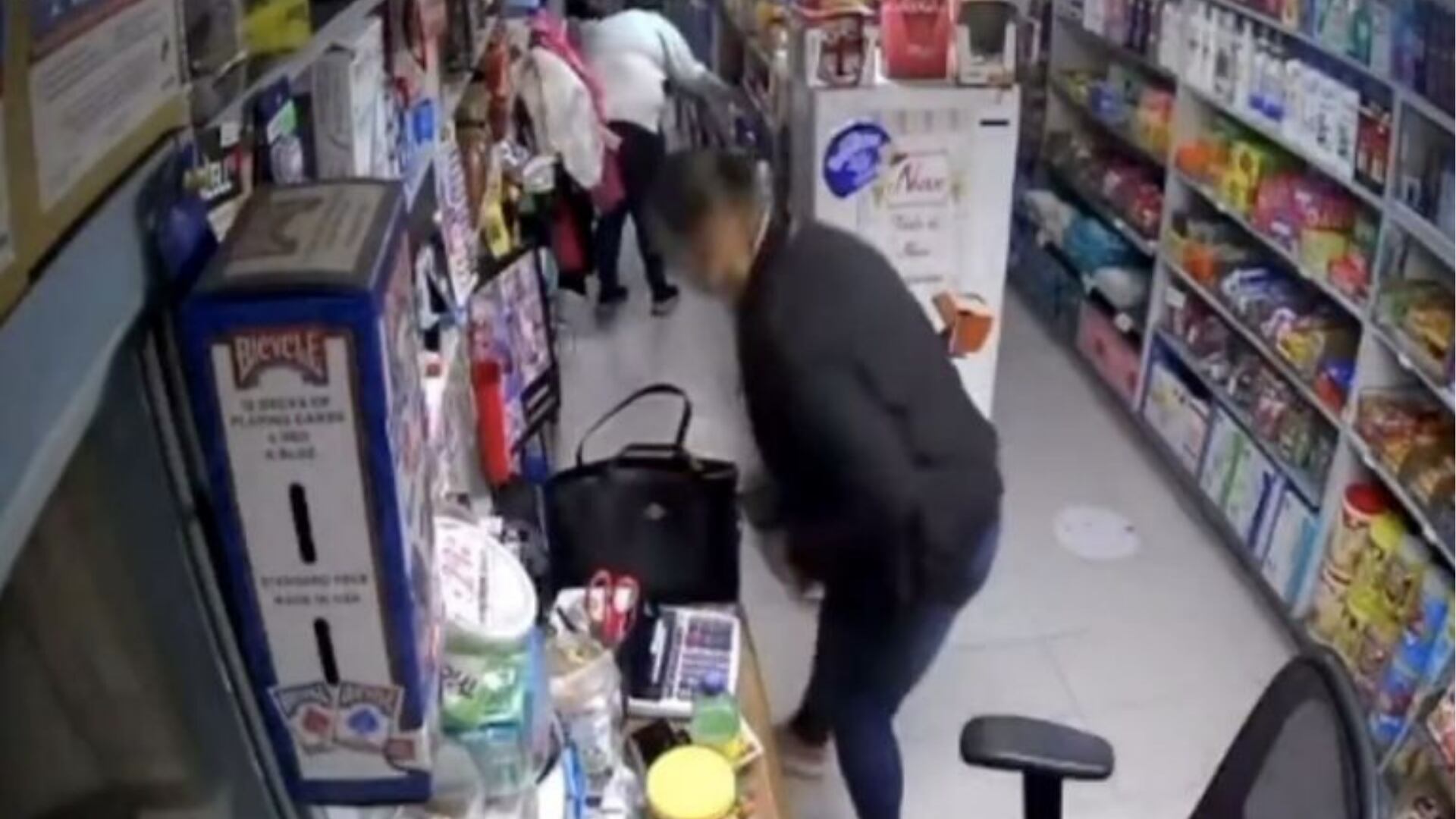 mujer roba cartera en supermercado de Tijuana.png