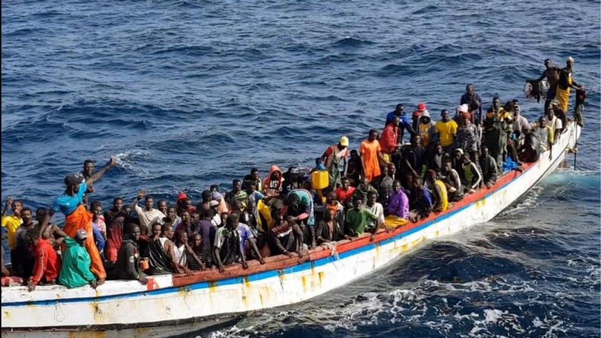 ¡Tragedia en el mar! encuentran 83 CU3RP0S, entre ellos una B3BÉ, en un bote rumbo a Canarias