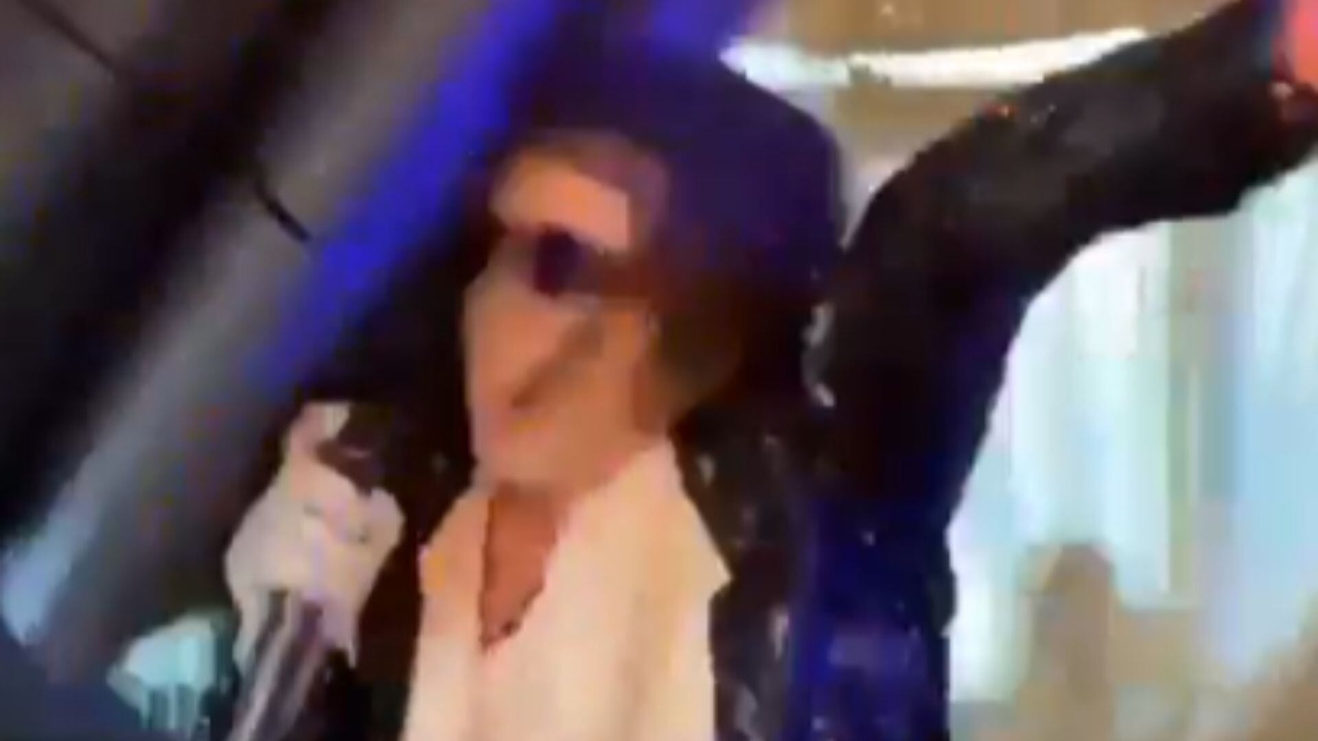 VIDEO: ¡Ni el Rey del Pop se salvó! Torre de bocinas cae sobre imitador de Michael Jackson