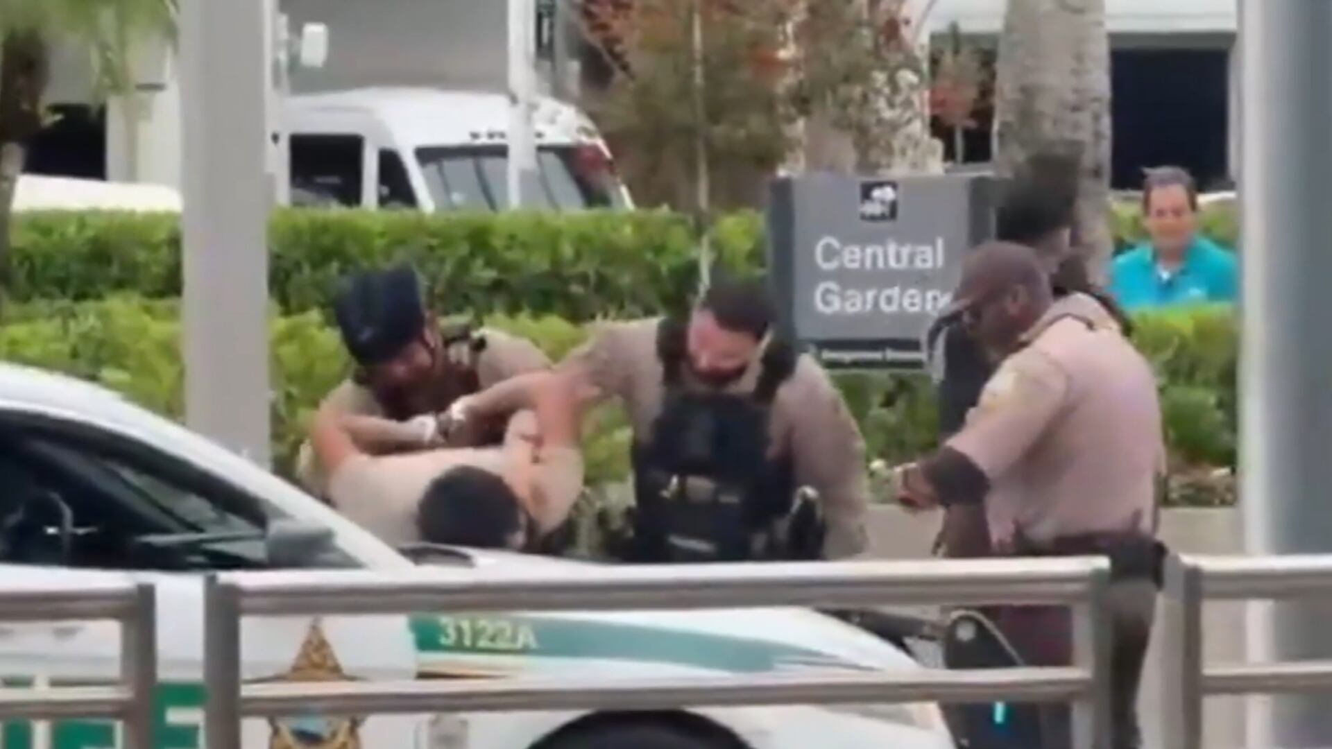 VIDEO | Reportan disparos en aeropuerto de Miami; así fue detenido el presunto responsable